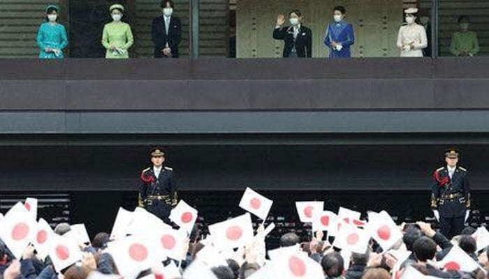 جاپان اور دنیا بھر میں جاپانی سفارتخانوں میں شہنشاہ نارو ہیتو کی 63 ویں سالگرہ کی تقریبات منائی جارہی ہیں— فوٹو: جیو نیوز