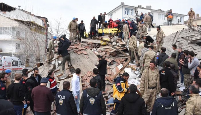 Due to the earthquake, a factory collapsed in Malatya, one person was buried under the debris: Turkish Disaster and Emergency Management - Photo: TRT