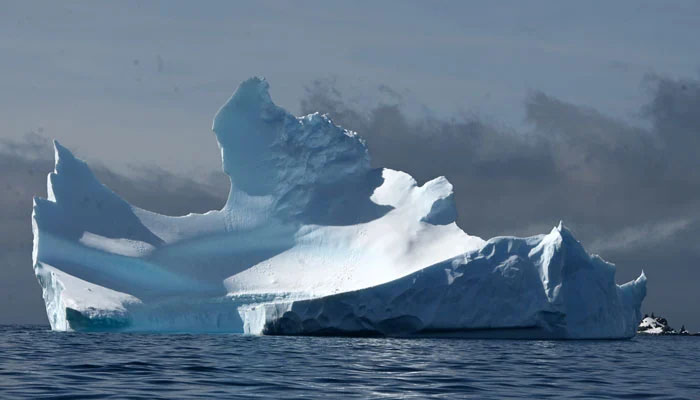 مسلسل برف کے پگھلنے کے باعث سمندر کی سطح میں بھی خطرناک حد تک اضافے کا خدشہ ہے/ فوٹو: اے ایف پی، فائل