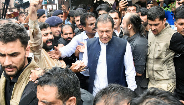 عمران خان کو آج جوڈیشل کمپلیکس کی دو عدالتوں میں پیش ہونا ہے، وہ آج اس عدالت میں پیش نہیں ہو سکیں گے: وکیل علی بخاری/ فائل فوٹو