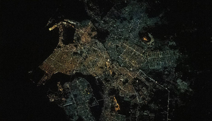 خلا سے رات کو کراچی ایسا نظر آتا ہے / فوٹو بشکریہ ناسا