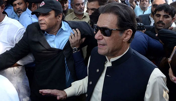 لاہور ہائیکورٹ اور اسلام آباد میں پیشی پر عمران خان جتھوں کے ساتھ عدالتوں میں پیش ہوئے: درخواست گزار/ فائل فوٹو