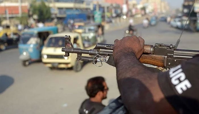 دکاندار رقم لے کر پہنچا تو ملزمان نے اسے لوٹنے کی کوشش کی جس پر مزاحمت کرنے پر ملزمان نے فائرنگ کی: فائل فوٹو