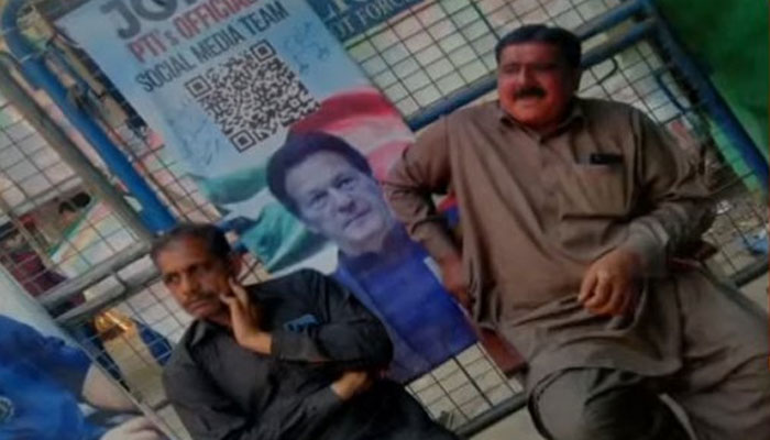 نیب ٹیم کو عمران خان کی سکیورٹی نے روک رکھا ہے— فوٹو: فائل