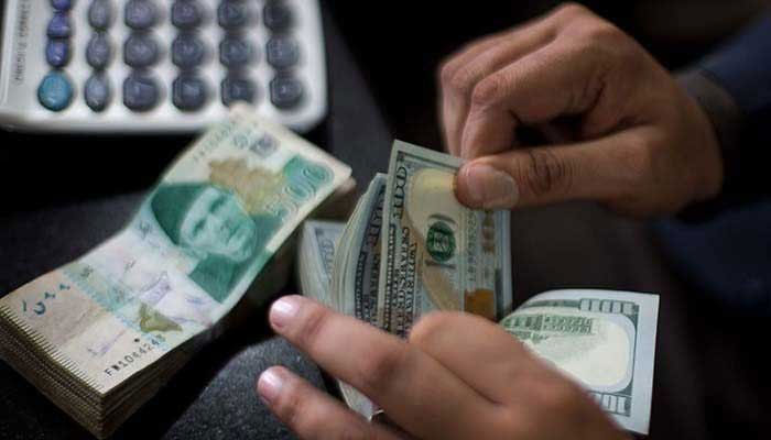 At the end of yesterday's business, the dollar rose by 3 rupees 18 paise to close at 282 rupees 30 paise / file photo