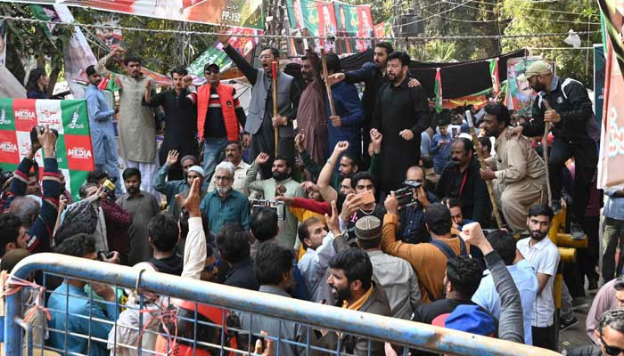 ضلعی انتظامیہ کی جانب سے پی ٹی آئی سے بیان حلفی لینے کے بعد تحریری اجازت دی گئی— فوٹو: فائل