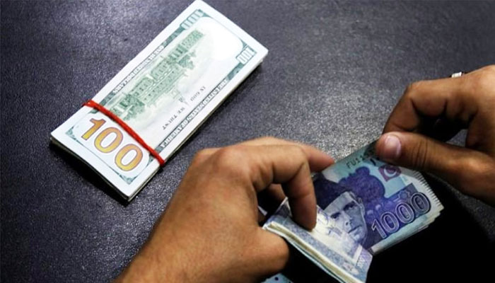 اسٹیٹ بینک آف پاکستان کی جانب سے جاری اعداد و شمار کے مطابق انٹربینک میں ایک امریکی ڈالر 281.61 روپے پر بند ہوا/ فائل فوٹو