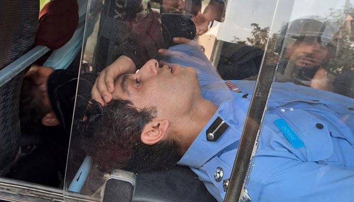 ڈی آئی جی آپریشنز شہزاد بخاری سمیت 14 پولیس اہلکار زخمی ہوئے ہیں— فوٹو: سوشل میڈیا