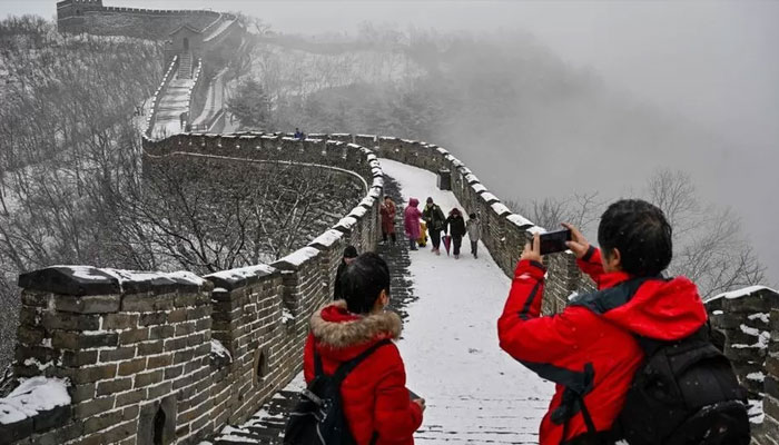 چین نے کورونا وائرس کے بعد تین سال سے ملک میں غیرملکی سیاحوں کی آمد پر پابندی عائد کررکھی تھی/ فائل فوٹو