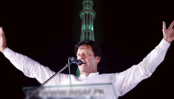 سابق وزیراعظم عمران خان نے گزشتہ روز انتخابی ریلی میں اتوار کو لاہور مینار پاکستان پر جلسے کا اعلان کیا تھا— فوٹو: فائل