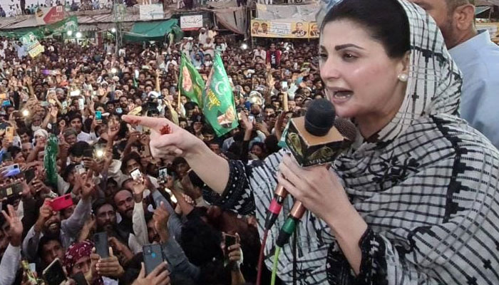 مریم نواز نے انتخابی فارم حاصل کرلیے ہیں جو کل ریٹرننگ آفیسر کے دفتر میں جمع کرائے جائیں گے— فوٹو: فائل