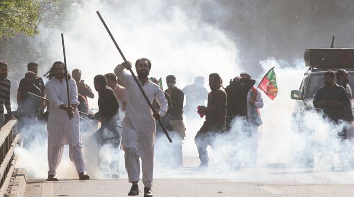 عمران خان کی ممکنہ گرفتاری: پولیس اور پی ٹی آئی کارکنان کے درمیان جھڑپیں، ڈی آئی جی سمیت 64 افراد زخمی