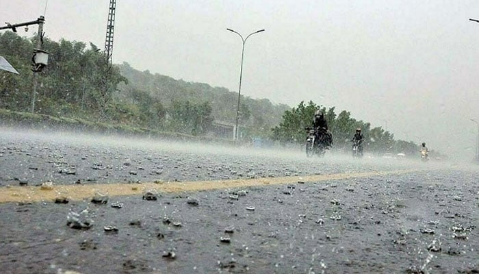 لاہور سمیت پنجاب کے مختلف علاقوں میں بارش اور ژالہ باری ہوئی ہے جس سے موسم خوشگوار ہوگیا/ فائل فوٹو