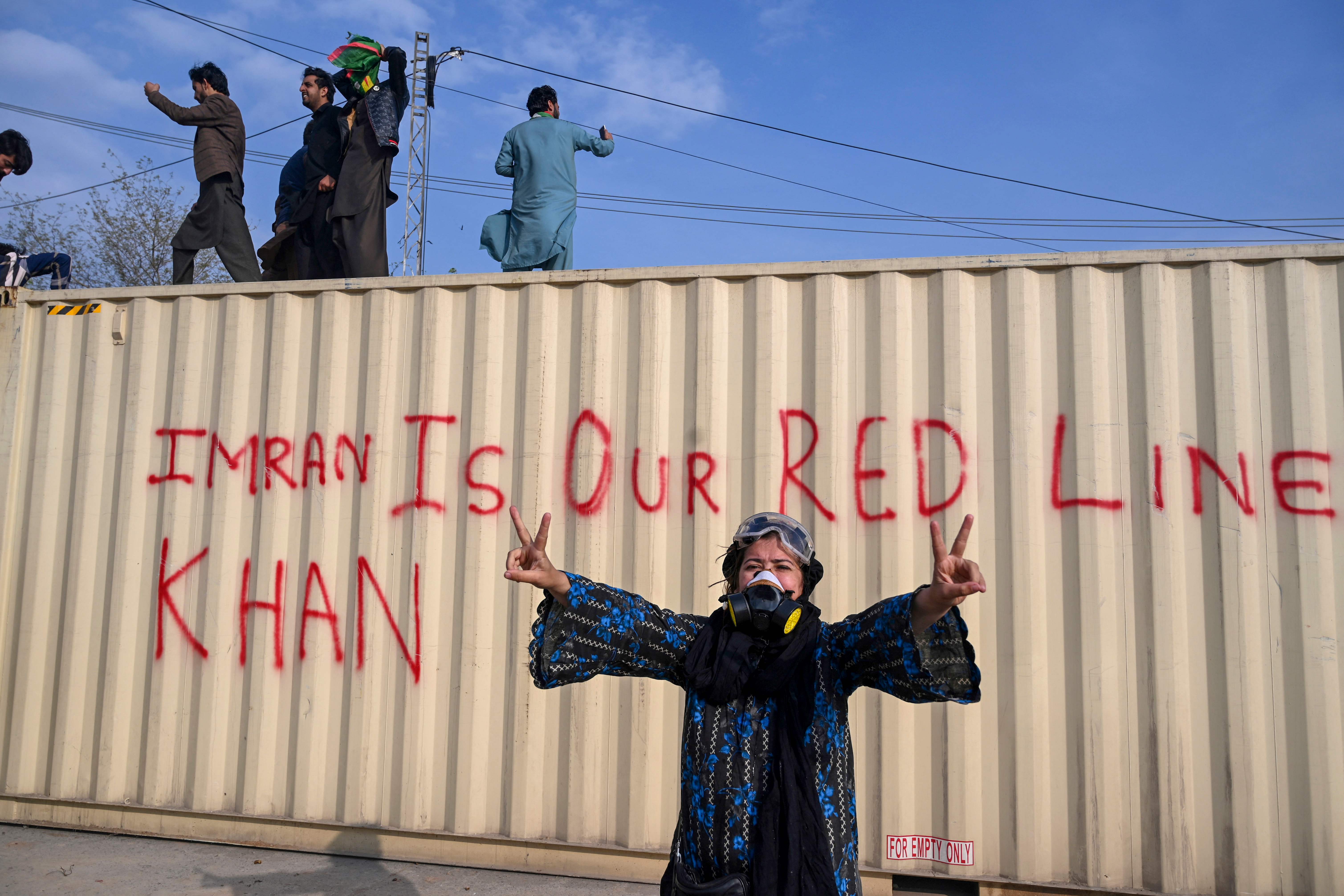 Police set up containers to stop the workers, but people continued to cross them and move forward - Photo: AFP