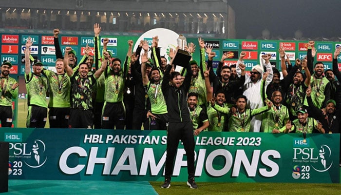 ملتان کو سنسنی خیز مقابلے کے بعد ایک رن سے شکست، لاہور پہلی ٹیم ہے جس نے پی ایس ایل میں اعزاز کا دفاع کیا ہے— فوٹو: پی ایس ایل
