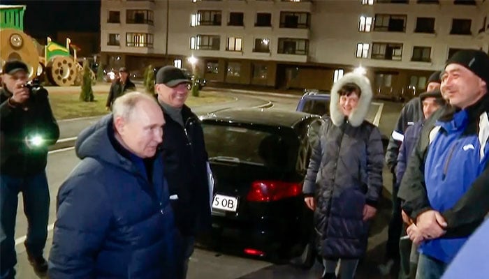 روسی سرکاری ٹی وی چینل نے رات دیر گئے پیوٹن کے ماریپول شہر کے دورے کی فوٹیج جاری کردیں جس میں روسی صدر کو مقامی شہریوں سے ملتے ہوئے نظر آرہے ہیں— فوٹو: اسکرین گریب