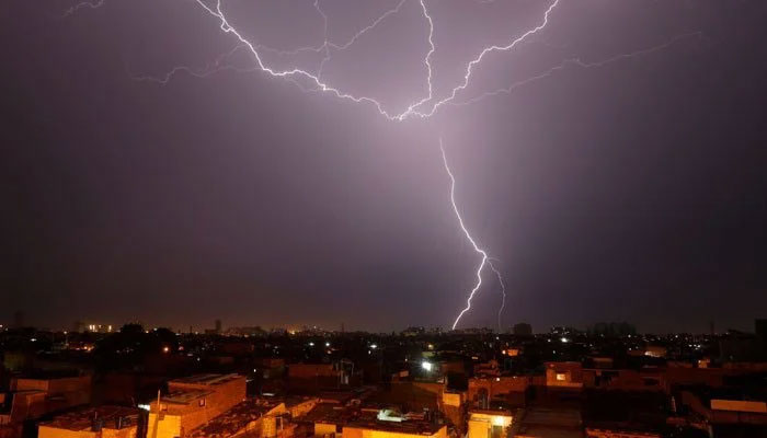 کراچی کے مشرق، مغرب اور جنوب میں آج گرج چمک کے بادل بن سکتے ہیں: جواد میمن/ فائل فوٹو