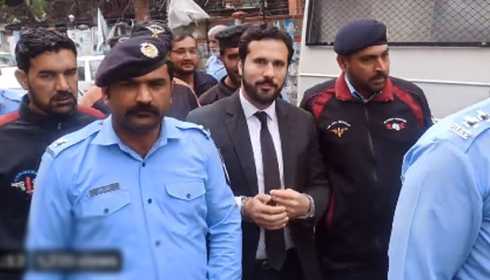 پولیس نے عمران خان کے فوکل پرسن حسان نیازی کو جوڈیشل مجسٹریٹ عباس شاہ کی عدالت میں پیش کیا/ اسکرین گریب