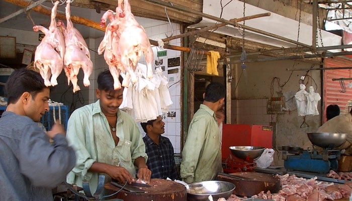 نوٹیفکیشن کے مطابق بکرے کا گوشت 1400 روپے اور مرغی کا گوشت 570 روپے فی کلو مقرر کیا گیا ہے— فوٹو: فائل