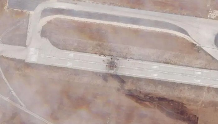 اسرائیل کی جانب سے شام کے شہر حلب کے ائیرپورٹ پر حملہ کیا گیا جس کے نتیجے میں تنصیبات کو نقصان پہنچا اور مالی نقصان ہوا: شامی وزارت دفاع/ فوٹو اے پی