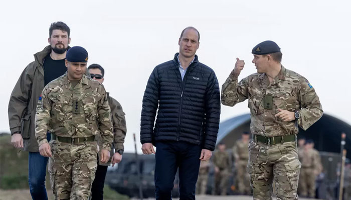 پولینڈ میں برطانوی فوجی بیس کے دورے کے موقع پرشہزادہ ولیم نے برطانوی فوجیوں سے ملاقات کی: برطانوی میڈیا— فوٹو: پی اے میڈیا