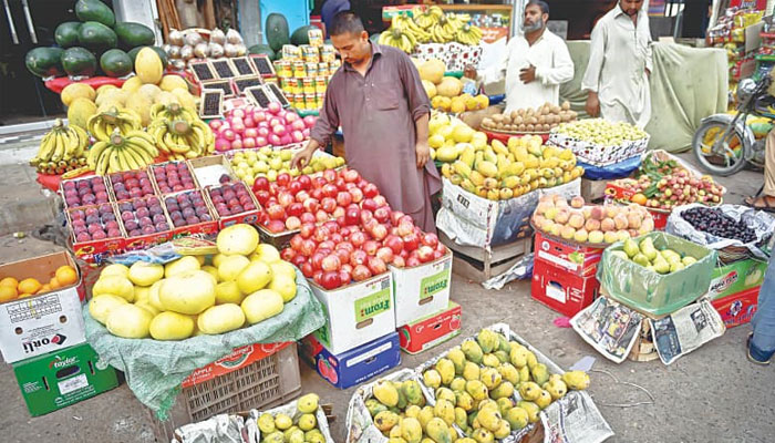 بازار میں کیلے، سیب، خربوزہ اور کھجور سمیت تمام پھل سرکاری ریٹ لسٹ سے مہنگے داموں فروخت ہو رہے ہیں۔ فوٹو فائل