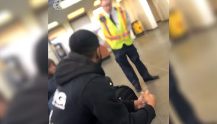 خیال رہے کہ گزشتہ دنوں ایک شخص نے ویڈیو اپ لوڈ کی تھی کہ اسے ریلوے اسٹیشن پر نماز پڑھنے کی اجازت نہیں دی گئی— فوٹو: اسکرین گریب