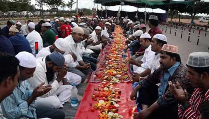 مغربی بنگال کے پخیرالیا گاؤںمقامی مسجد میں افطاری کے بعد روزہ داروں کی طبیعت بگڑنے کے بعد علاقے میں خوف و ہراس پھیل گیا: بھارتی میڈیا— فوٹو: فائل