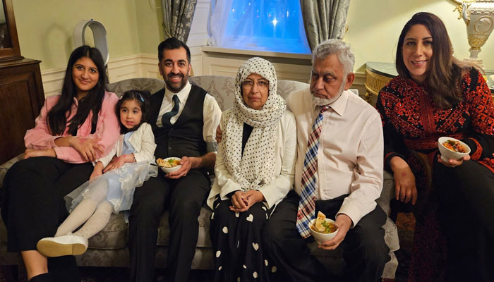 حمزہ یوسف اپنے والد مظفر یوسف، والدہ شائستہ بُھٹہ، اہلیہ نادیہ اور بچیوں کے ہمراہ۔ فوٹو سوشل میڈیا