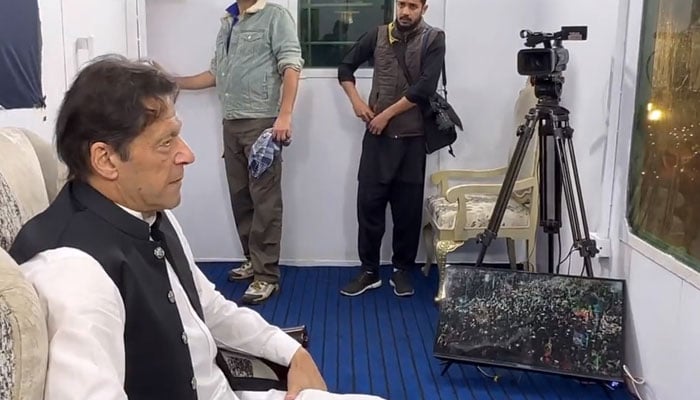 پی ٹی آئی ذرائع کے مطابق عمران خان اس سے پہلے گھر کے ڈائننگ روم سے خطاب کرتے تھے— فوٹو: فائل