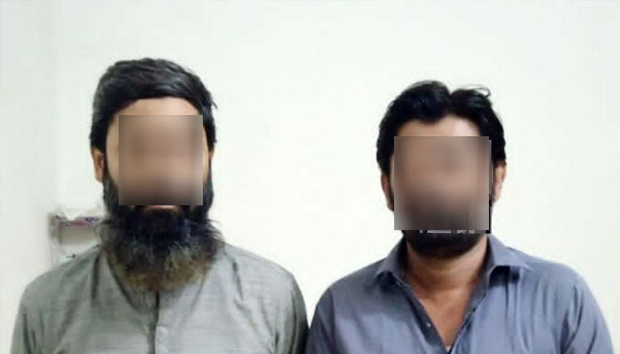 گرفتار ملزمان میں عمیر خالد اور سکندر علی شامل ہیں۔ ملزمان کو علی بھائی سوسائٹی عزیزآباد سے گرفتار کیا گیا— فوٹو: جیو نیوز