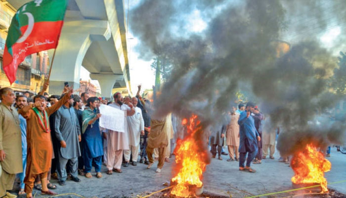 اسمبلی کے باہر احتجاج کرنے کےدوران توڑپھوڑ کرنے والے پی ٹی آئی کے کارکنوں کے خلاف تھانہ شرقی میں ایس ایچ او ارباب نعیم کی مدعیت میں ایف آئی آر درج کی گئی— فوٹو: فائل