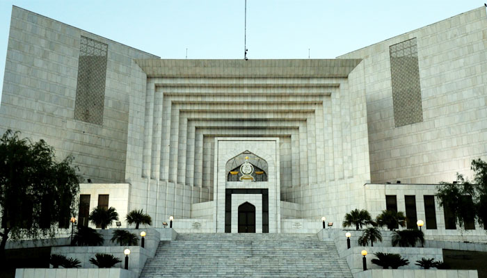 چیف جسٹس پاکستان کی سربراہی میں تین رکنی بینچ سماعت کرے گا، حکومتی اتحاد نے بینچ کے بائیکاٹ کا اعلان کررکھا ہے/ فائل فوٹو