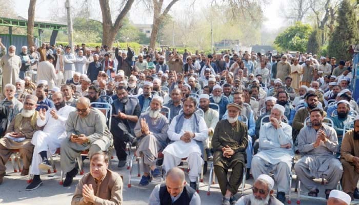 پشاور یونیورسٹی کے وائس چانسلر نے اساتذہ کی قلم چھوڑ ہڑتال سے چھٹکارا پانے کے لیے متبادل بندوبست کرلیا اور یونیورسٹی کی ریٹائرڈ فیکلٹی، پی ایچ ڈی اسکالرز کی خدمات لینے کا فیصلہ کیا/ فائل فوٹو