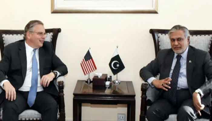 اسحاق ڈارنے امریکی سفیر کو پاکستان کی موجودہ معاشی صورتحال اور آئی ایم ایف معاہدے سے متعلق پیشرفت سے آگاہ کیا۔ فوٹو فائل