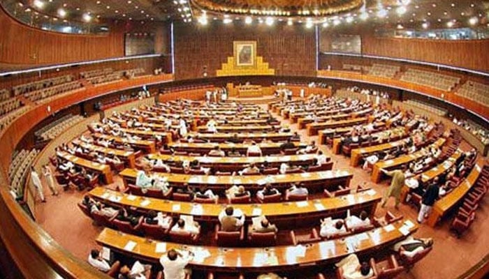 قومی اسمبلی نے چند روز قبل سپریم کورٹ پریکٹس اینڈ پروسیجر بل 2023 منظور کر کے توثیق کیلئے صدر پاکستان کو بھیجا تھا— فوٹو:فائل