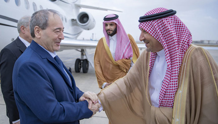 شامی وزیرخارجہ سعودی ہم منصب کی دعوت پرجدہ پہنچے جہاں ان کا پرتپاک استقبال کیا گیا— فوٹو:فائل