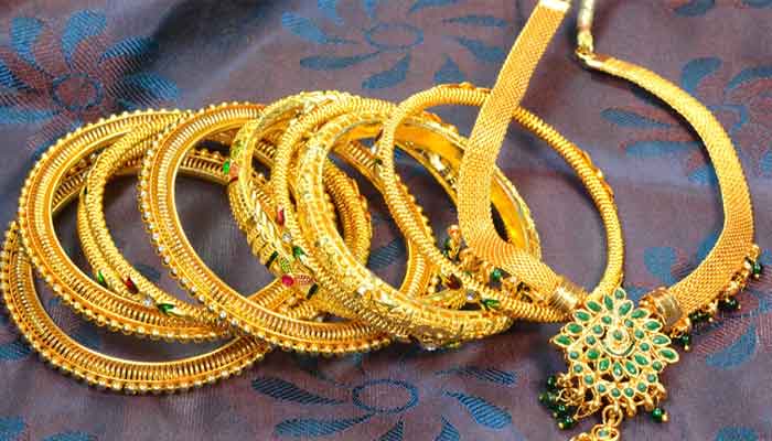 گزشتہ روز سونے کی فی تولہ قیمت میں 1100 روپے کا اضافہ ہوا تھا۔ فوٹو فائل