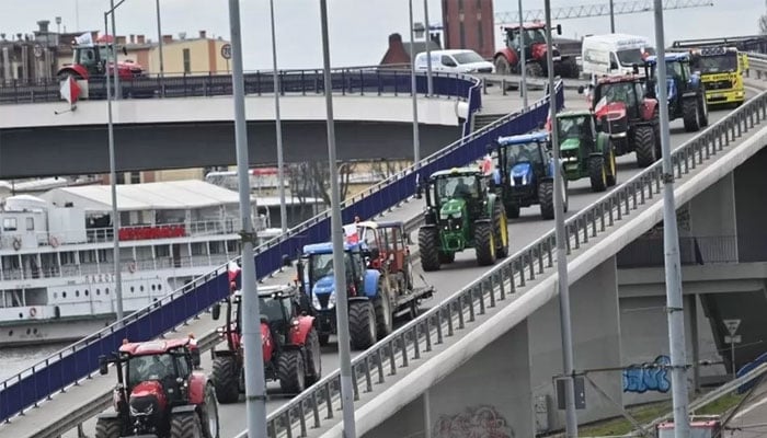 Protesting farmers parked tractors at border checkpoints in Romania and Bulgaria and blocked roads to prevent Ukrainian goods from entering their country — Photo: Reuters