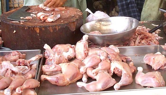 مرغی کا گوشت 16 روپے فی کلو اضافے کے بعد 516 روپے سے بڑھ کر 532 روپے کلو ہوگیا/ فائل فوٹو