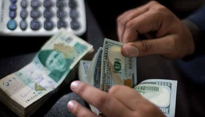 گزشتہ روز انٹر بینک میں امریکی ڈالر 283 روپے 89 روپے پر بند ہوا تھا۔ فوٹو فائل