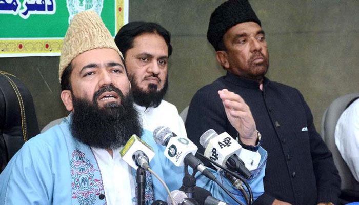 مرکزی رویت ہلال کمیٹی نے پاکستان کے کسی بھی حصے سے چاند کی رویت کی شہادت موصول نہ ہونے کا اعلان کردیا— فوٹو: فائل