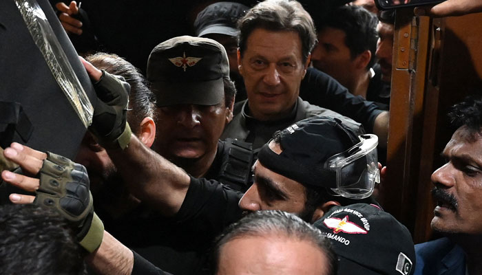 دو بار عمران خان اور ایک بار بشریٰ بی بی عدالتوں سے رجوع کرچکیں، بشریٰ بی بی کی درخواست عدالت نے ایک لاکھ روپے جرمانہ کرتے ہوئے مسترد کی— فوٹو: فائل