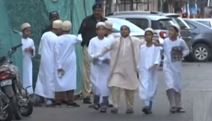 کراچی میں صدر اور اس کے اطراف میں رہائش پذیر بوہری برادری نے نماز عید طاہری مسجد میں ادا کی/ اسکرین گریب