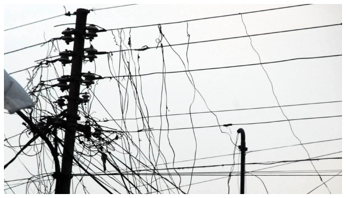 ملک میں بجلی کے لائن لاسز 113ارب روپے تک پہنچ گئے: وزارت توانائی__فوٹو: فائل