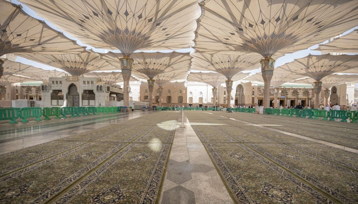 مسجد نبویﷺ میں 25 ہزار کے قریب یہ جائے نماز موجود ہے جن میں آر ایف آئی ڈی چِپ موجود ہے/ فوٹو سوشل میڈیا