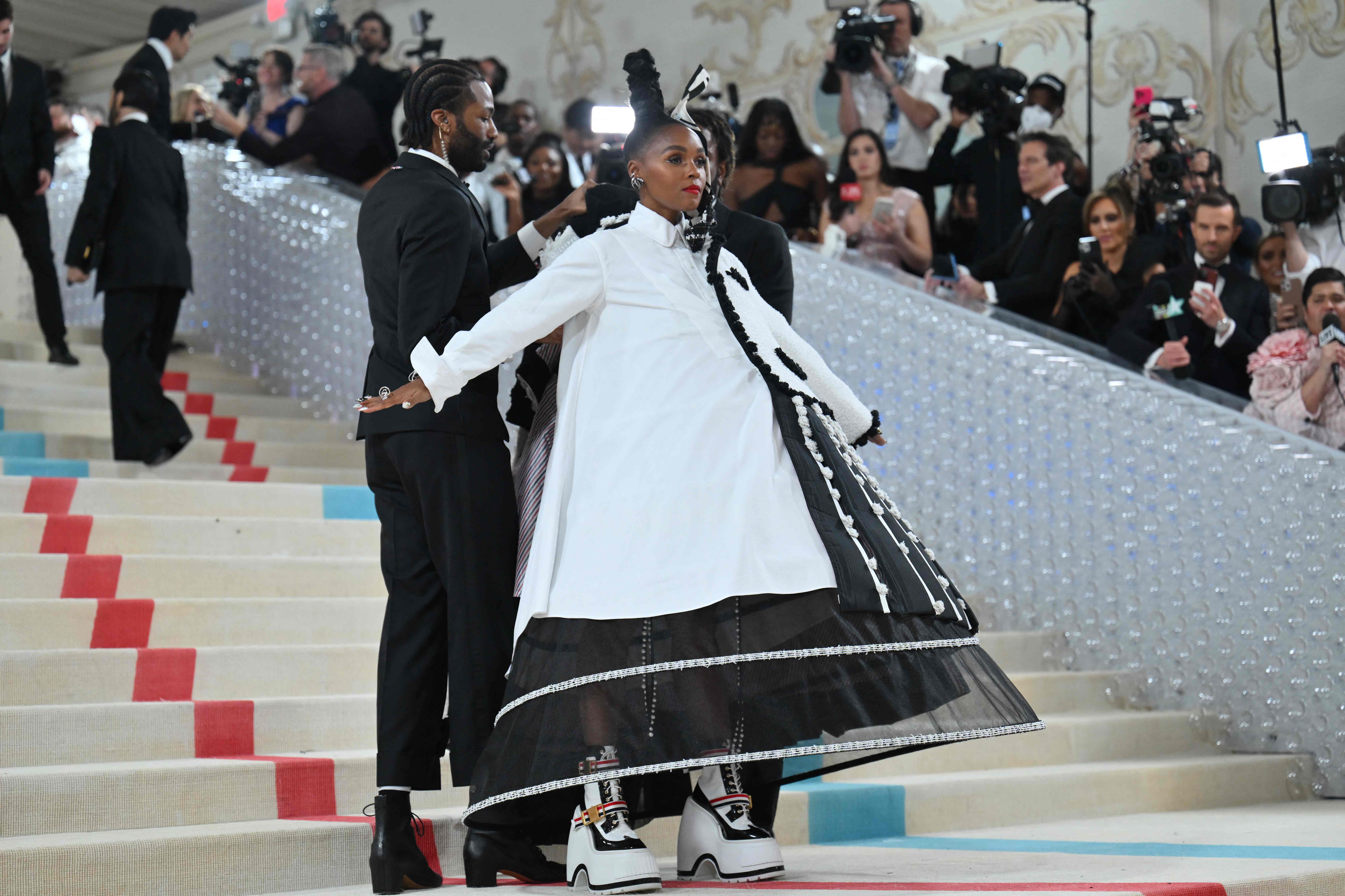 American actress and singer Janelle Monae's shoes and clothes became the center of attention — Photo: AFP