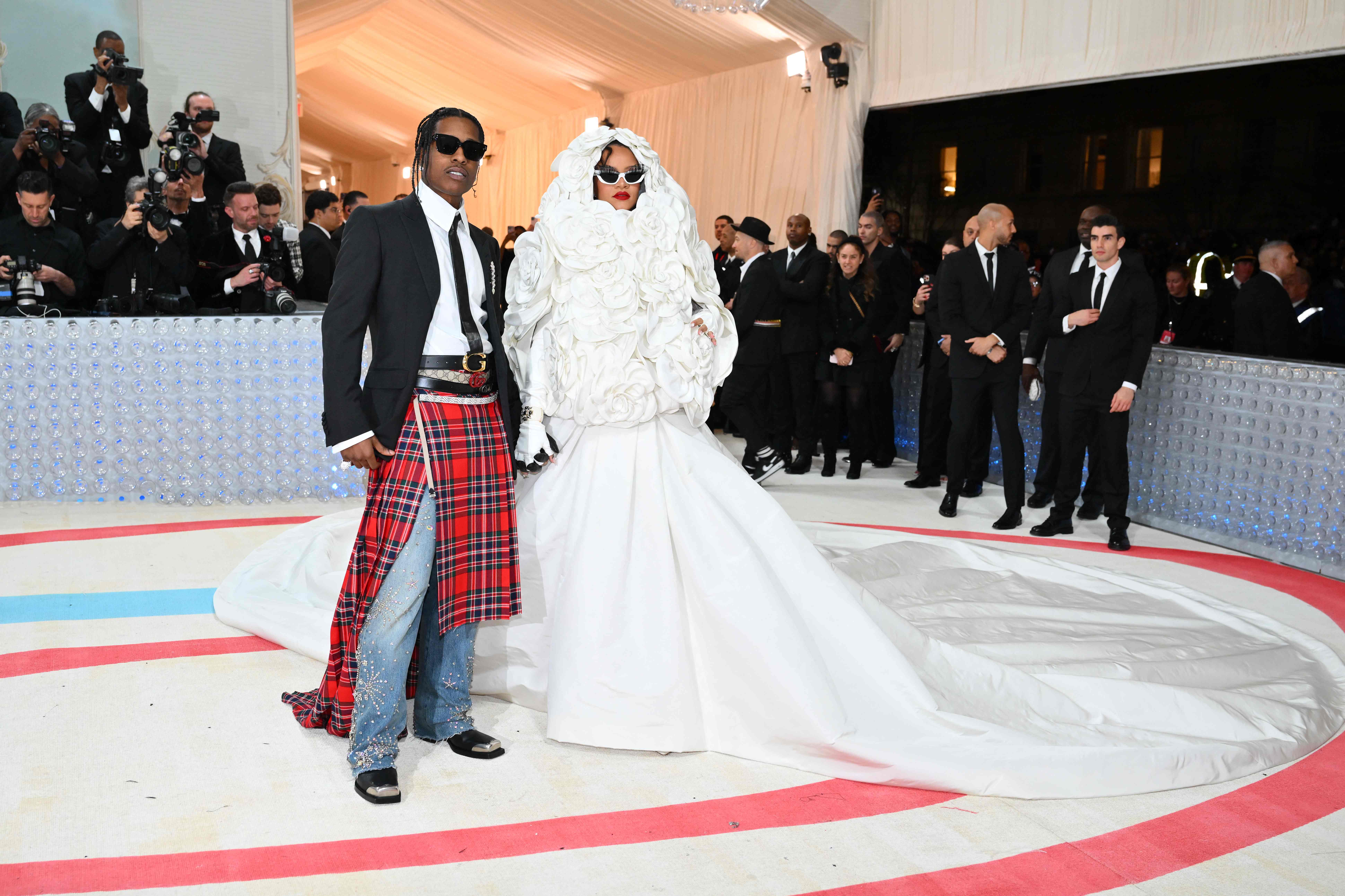 American rapper Rocky and Barbadian singer Rihanna appeared on the red carpet together — Photo: AFP