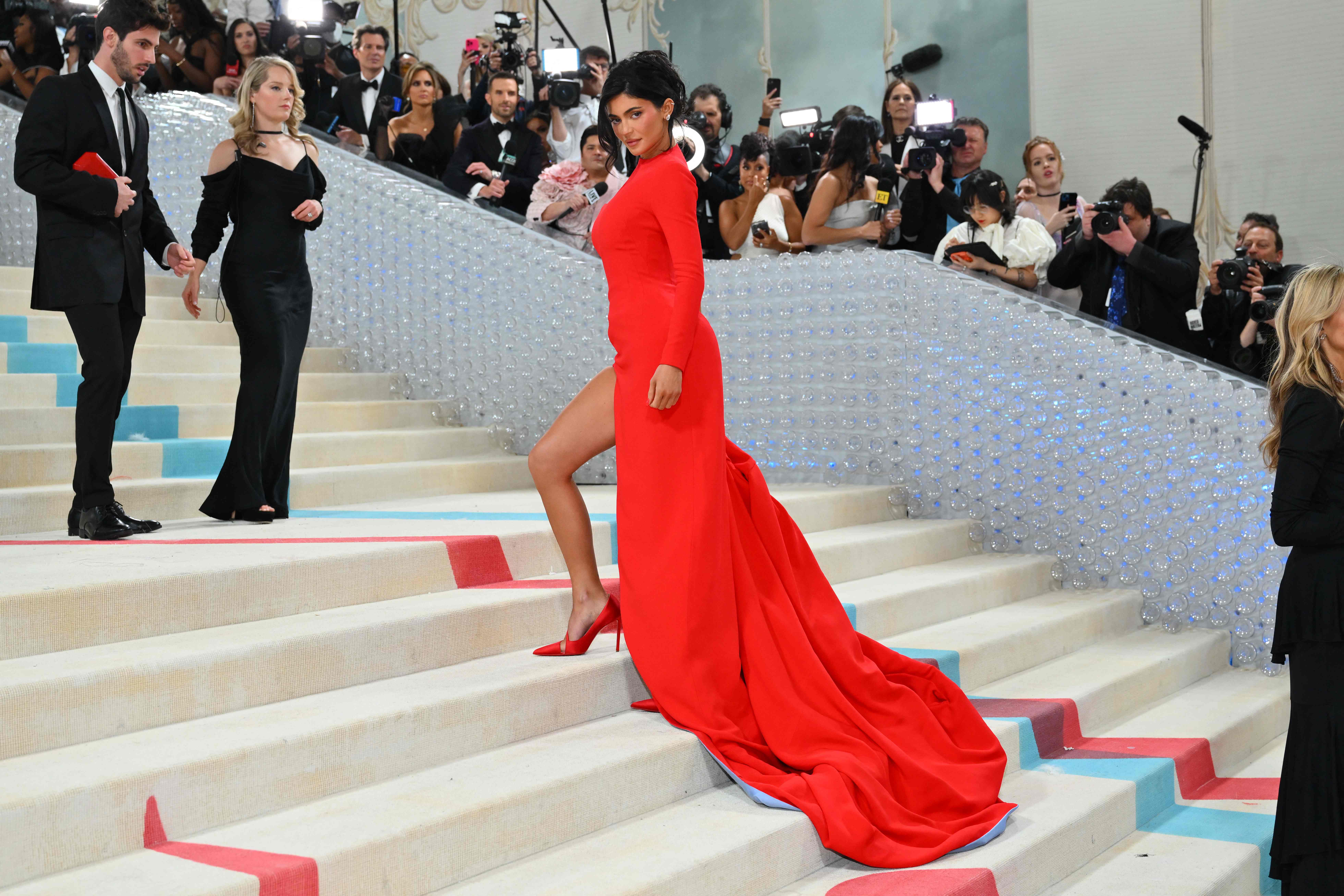 American model Kylie Jenner attended the event wearing a red dress — Photo: AFP