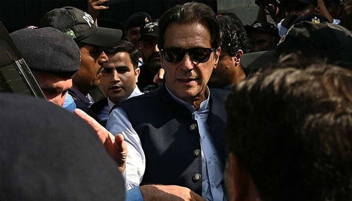 ہمیں تو بتایا جاتا تھا قانون سب کے لیے برابرہے، فائزعیسیٰ سے بھی جواب لینا ہے، بعد میں ہمیں اندازہ ہوا کہ اس کا مقصد کچھ اور تھا: سابق وزیراعظم/ فائل فوٹو